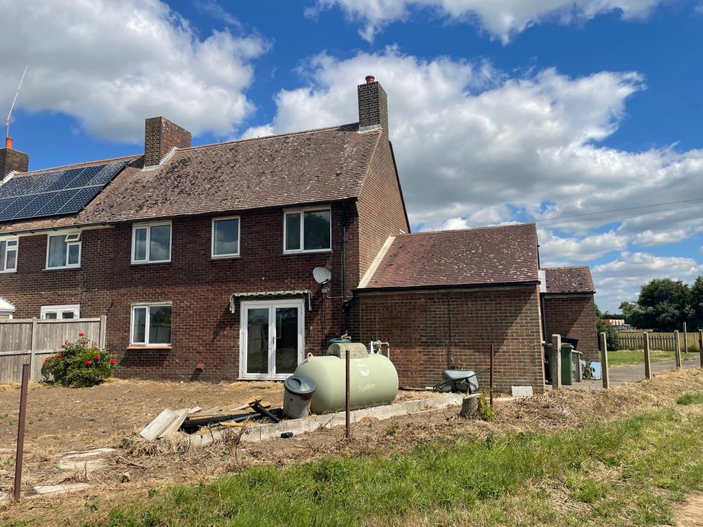 Lot: 19 - SEMI-DETACHED HOUSE FOR IMPROVEMENT WITH COUNTRYSIDE VIEWS -